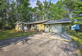 Higgins Lake Getaway with Fire Pit, Walk to Beach!